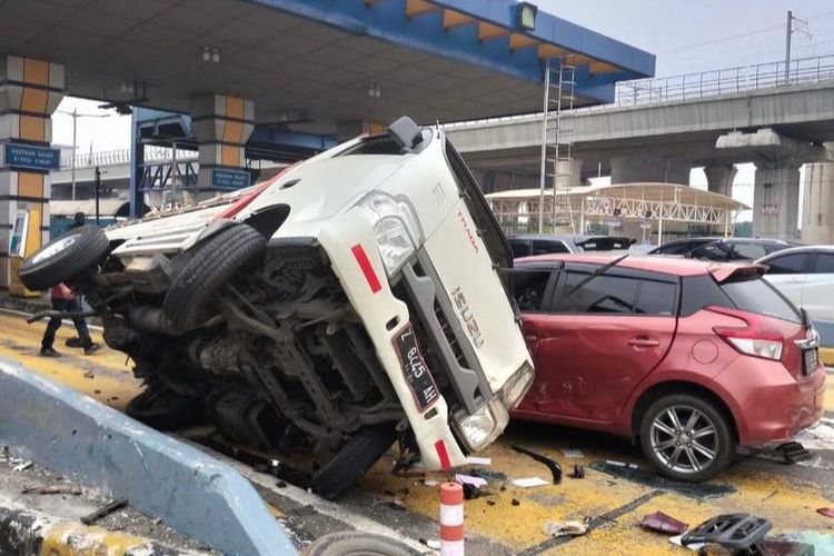 Mobil bertubrukan usai mengalami kecelakaan beruntun di Gerbang Tol Halim Utama, Rabu (27/3/2024). 