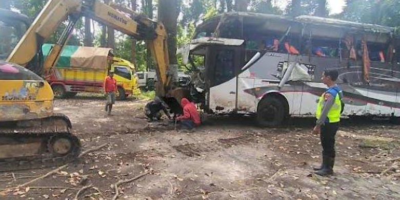 Berita Harian Evakuasi Bus Terbaru Hari Ini - Kompas.com