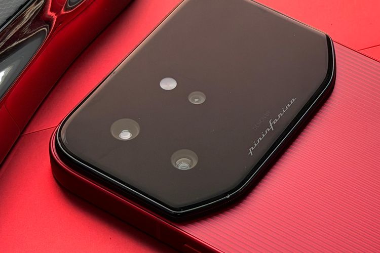 Desain kamera Infinix Note 60 Ultra yang rata, menggunakan desain uni-chassis.