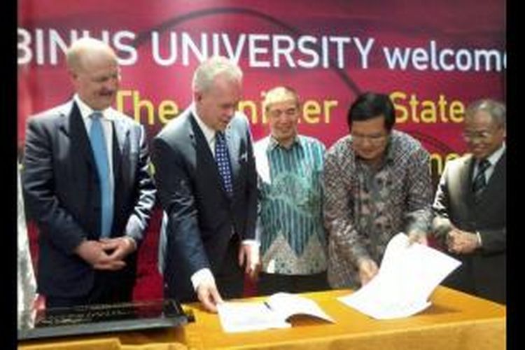 Penandatanganan kerjasama antara Universitas Bina Nusantara (Binus) dengan Northumbria University, Newcastle, Inggris, di Kampus Binus, Jakarta, Selasa (4/3/2014).