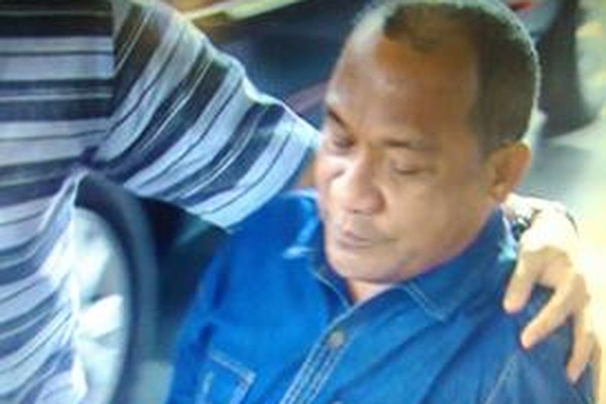Bupati Morotai Rusli Sibua dijemput paksa sejumlah petugas KPK ke Gedung KPK, Rabu (8/7/2015). Rusli merupakan tersangka kasus dugaan suap kepada mantan Ketua Mahkamah Konstitusi Akil Mochtar terkait sengketa Pilkada Morotai di MK. 