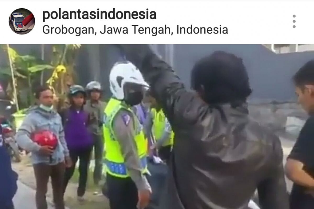 Cuplikan video yang memperlihatkan dua orang polisi lalu lintas berselisih dengan sejumlah warga. Warga memprotes polisi yang mengadakan razia di jalanan kampungnya.