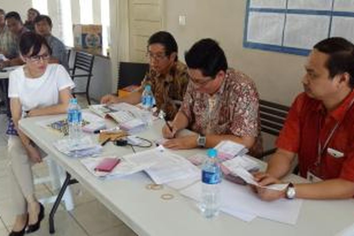 Calon Wakil Wali Kota Tangerang Selatan Li Claudia di TPS 20, Alam Sutera, Pakualam, Serpong Utara, Tangerang Selatan, Rabu (9/12/2015).