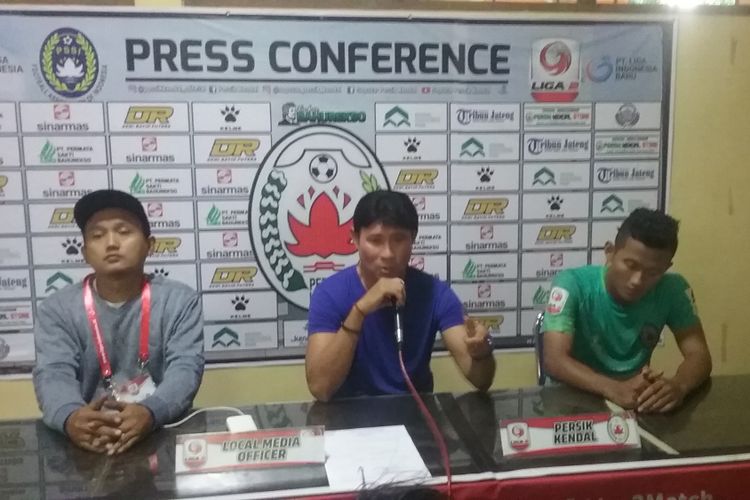 Pelatih Persik Kendal, Eduard Tjong, dalam jumpa pers usai pertandingan.