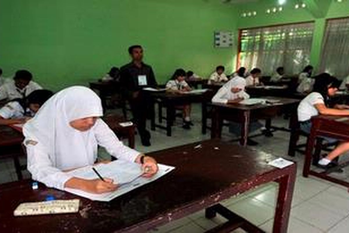 Siswa SMA Negeri 1 Medan mengerjakan soal Ujian Nasional di Medan, Sumut, Senin (16/4/2012). 