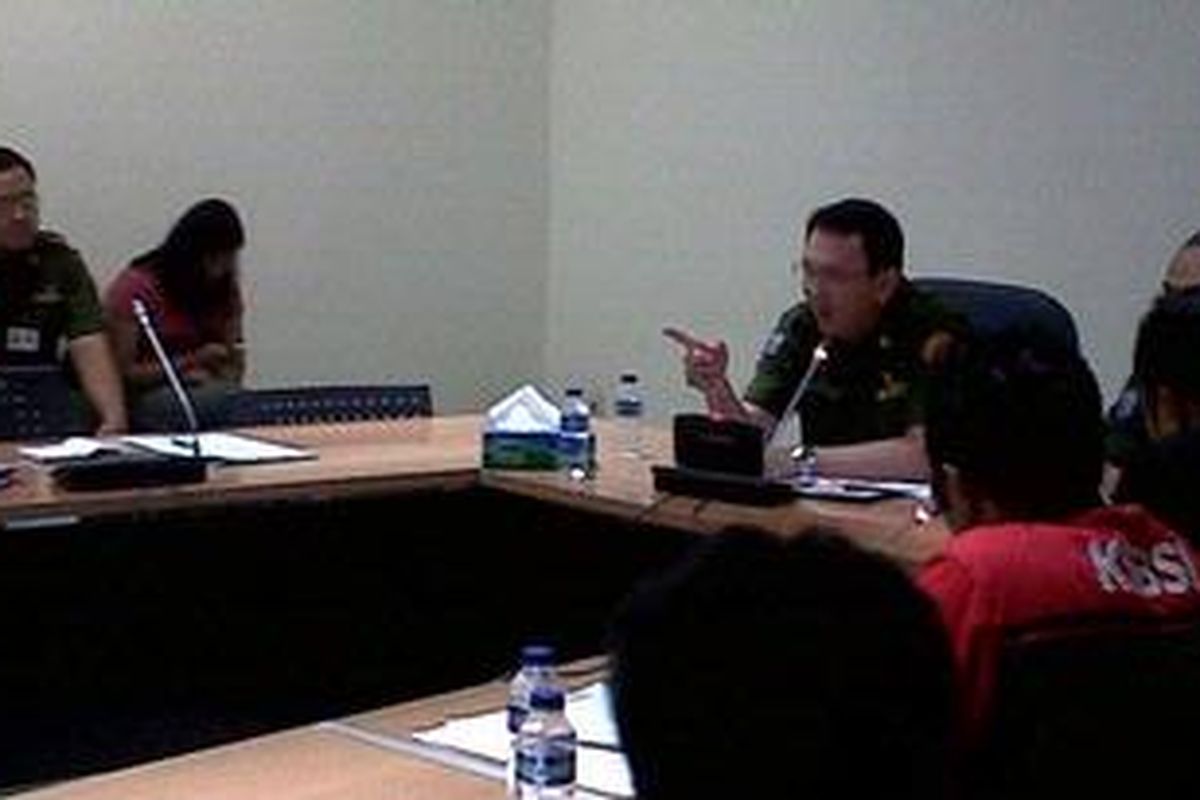 Wakil Gubernur DKI Jakarta Basuki Tjahaja Purnama kembali memuncak emosinya ketika menghadapi buruh PT Honselindo yang berada di Kawasan Berikat Nusantara (KBN). Mereka meminta Pemprov tidak lambat dalam menurunkan SK Gubernur terkait penangguhan Upah Minimum Provinsi (UMP), di Balaikota Jakarta, Senin (4/3/2013).