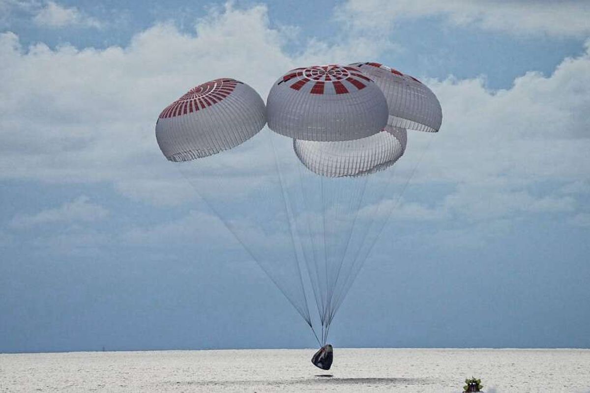 Parasut Crew Dragon SpaceX yang membawa kru Inspiration4. Misi Inspiration4 adalah sejarah bagi perjalanan luar angkasa, karena untuk pertama kalinya kru merupakan warga sipil yang tidak memiliki latar belakang astronot.