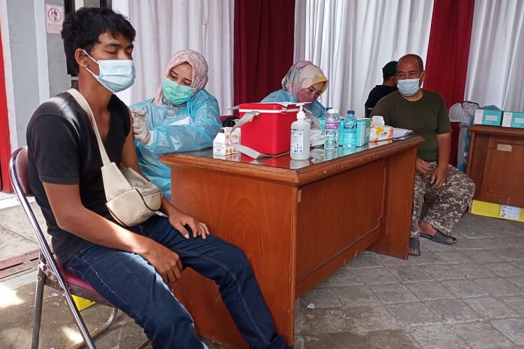 Salah seorang warga mengikuti gelaran vaksinasi yang diadakan PMI Kabupaten Bandung bekerjasama dengan Home Credit Indonesia di Kantor PMI Kabupaten Bandung, Selasa (29/3/2022). Gelaran Vaksinasi tersebut dilakukan lantaran pemerintah pusat menjadikan vaksin booster untuk syarat mudik lebaran tahun 2022 sekarang..