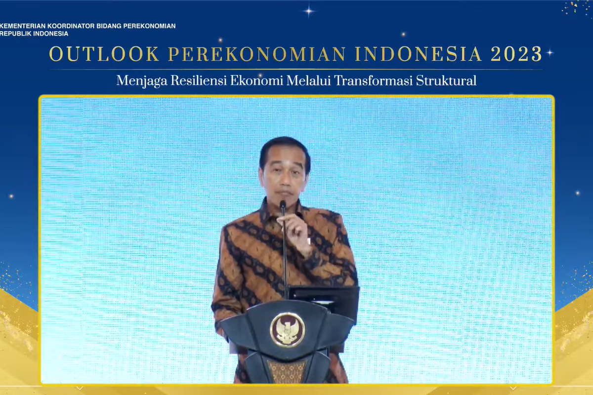 Presiden Joko Widodo menyampaikan sambutan di acara Outlook Perekonomian Indonesia 2023, di Jakarta, Rabu (21/12/2022).