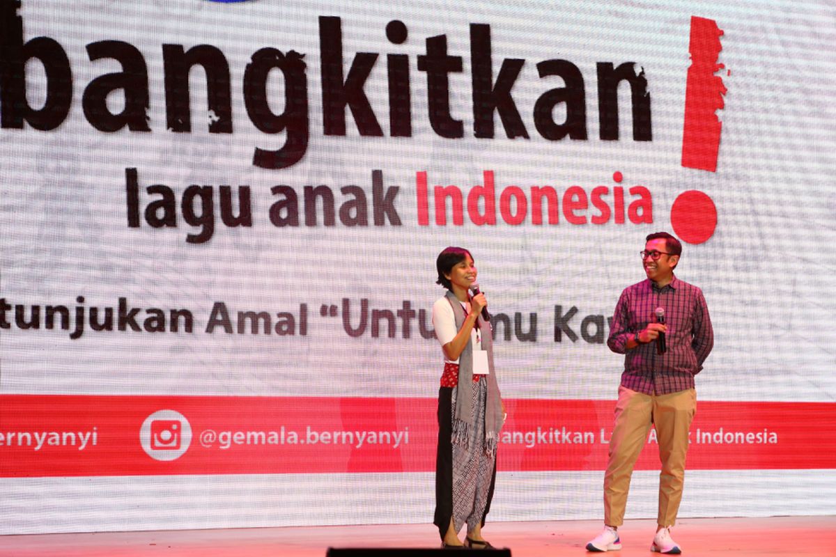 Jasmin Jasin, salah satu inisiator Kampanye #Bangkitkan Lagu Anak Indonesia dan juga Kepala Sekolah Gemala Ananda (kiri), saat memberikan sambutan dalam acara pertunjukan amal Untukmu Kawanku, di Auditorium Perpustakaan Nasional, Jakarta, Sabtu (24/3/2018). Pertunjukan ini merupakan bagian dari rangkaian kampanye #Bangkitkan Lagu Anak Indonesia. 