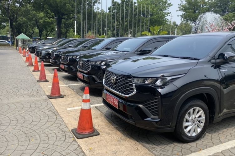 Sederet mobil baru yang disebut milik kepala dinas di Pemerintah Provinsi (Pemprov) DKI Jakarta terparkir di halaman Balai Kota pada Rabu (27/12/2023). 