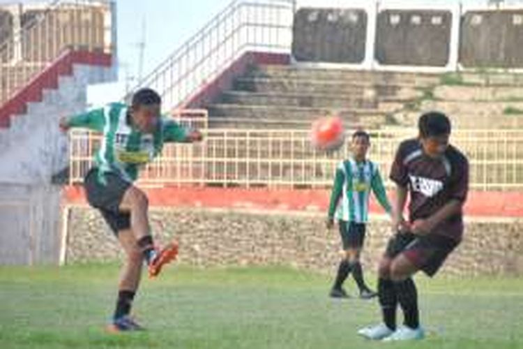 Pemain Persip Pekalongan (kanan) menghalau sepakan keras pemain Maratex pada uji coba jelang melawan PSGC Ciamis di Stadion Hoegeng.