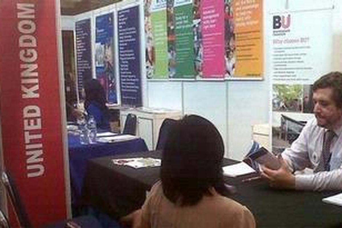 Konsultasi seorang pengunjung Pameran Pendidikan Eropa di salah satu booth, Sabtu (12/11/2011).