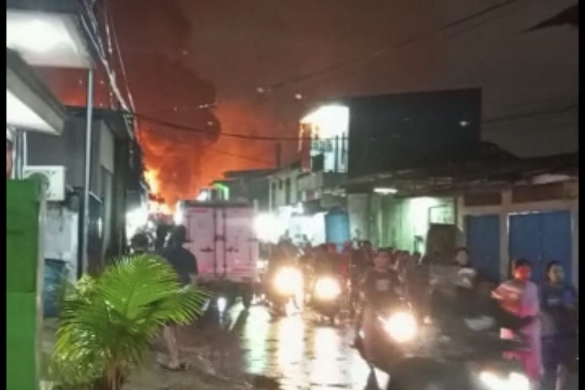 Suasana kebakaran pipa Pertamina di Koja, Jakarta Utara, yang direkam warga, Jumat (3/3/2023).
