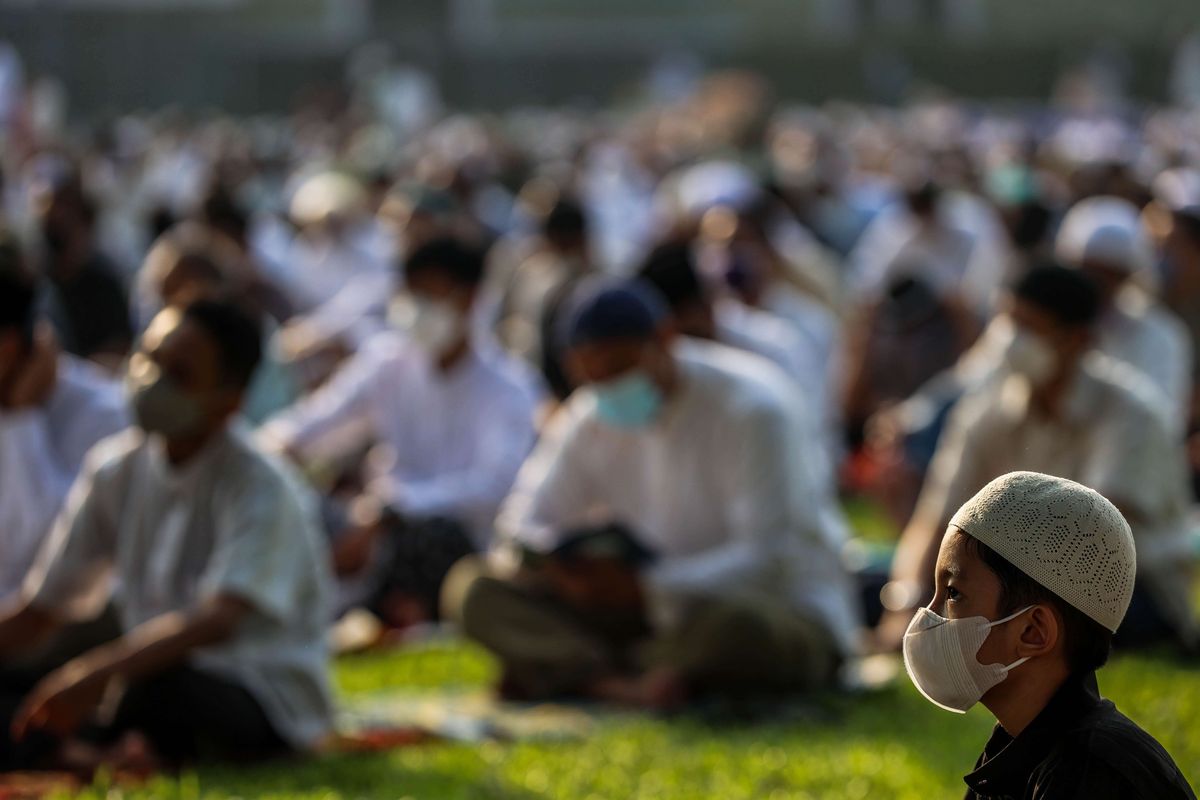 Umat Muslim melaksanakan shalat Idul Fitri di Masjid Agung Al-Azhar, Kebayoran Baru, Jakarta Selatan, Kamis (13/5/2021). Pelaksanaan shalat Idul Fitri 1442 hijriah dilakukan dengan protokol kesehatan pencegahan COVID-19 dengan menampung 7.000 jemaah atau 50 persen dari total kapasitas di area lapangan.