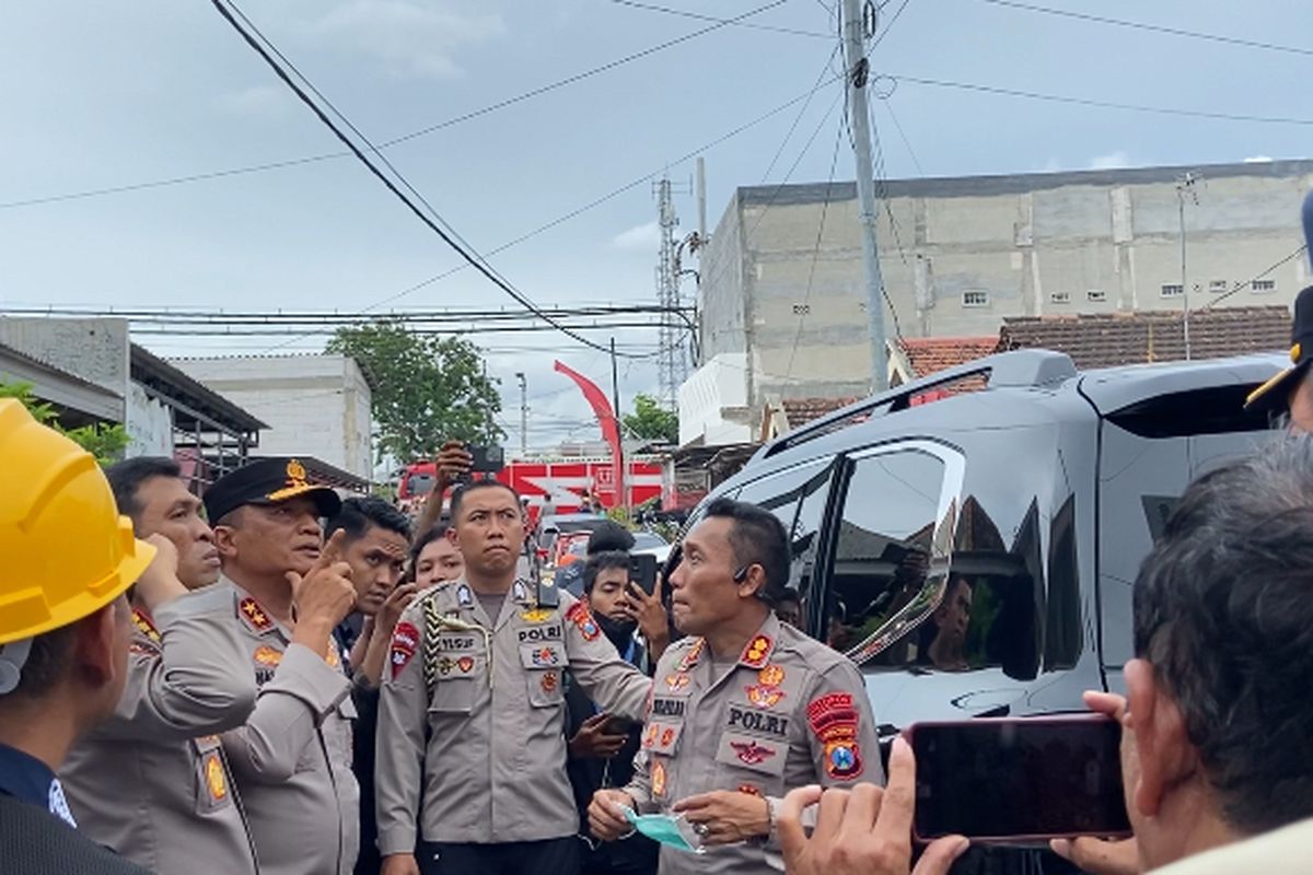  Kapolda Jatim Irjen Nanang Avianto reruntuhan bangunan Ponpes Al-Khoziny Sidoarjo, Selasa (30/9/2025)
