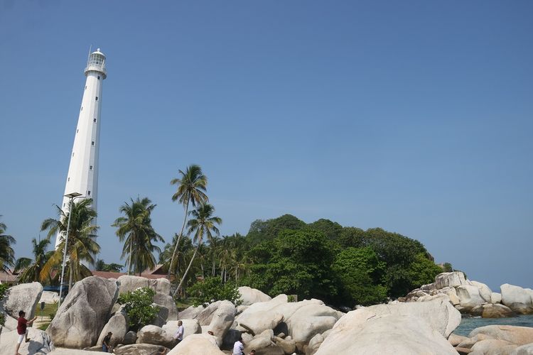Pulau Lengkuas dengan mercusuar khasnya yang bersejarah. Dibangun pada masa kolonial Belanda tahun 1882.
