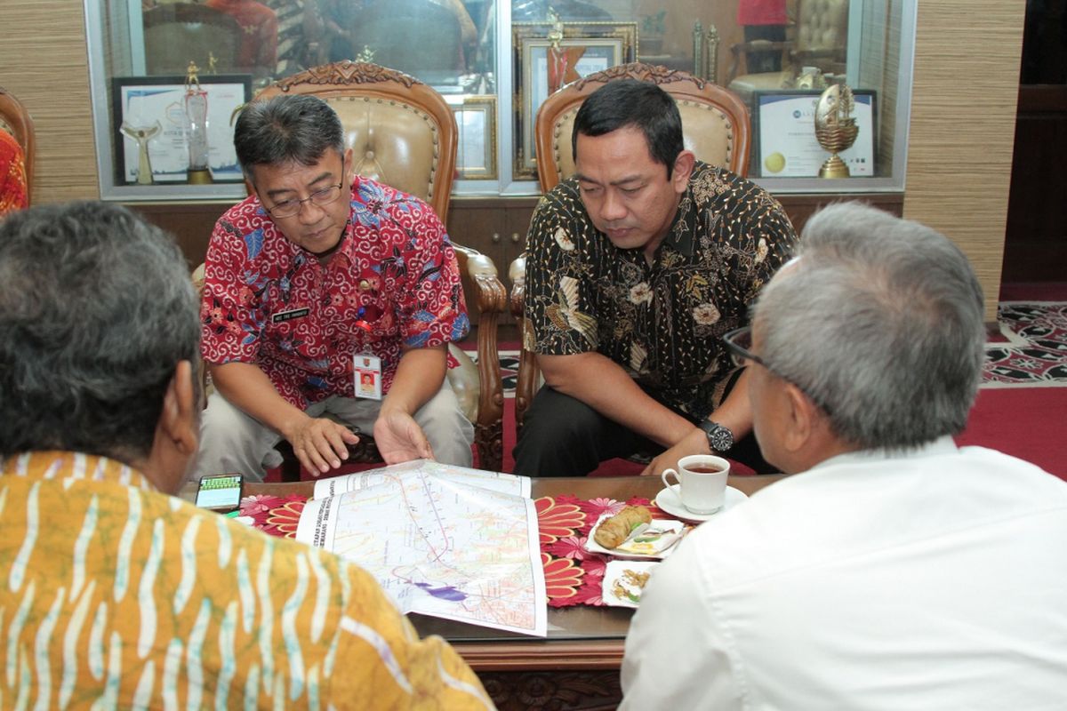 Wali Kota Semarang, Hendrar Prihadi, bersama Dirjen Bina Marga Kementrian Pekerjaan Umum dan Perumahan Rakyat (PUPR), Arie Setiadi Moerwanto, membahas rencana pembangunan Tol Semarang-Demak, Jumat (6/4/2018).