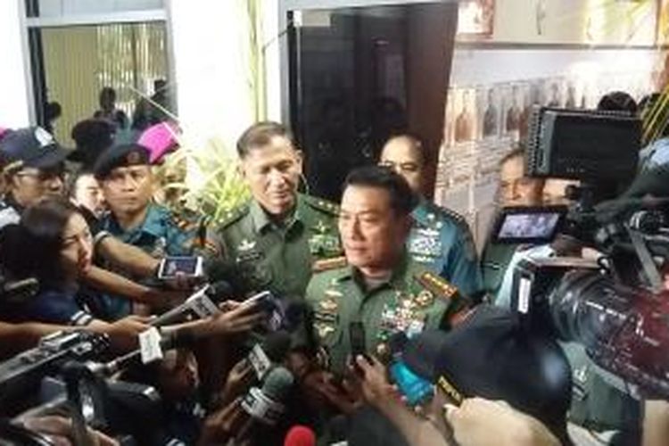 Panglima TNI Jenderal Moeldoko saat meresmikan buku 