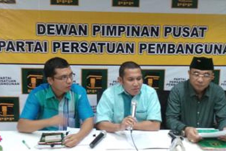 Wakil Sekretaris Jenderal Bidang Komunikasi dan Hubungan Media PPP Muktamar Surabaya Ahmad Baiquni, Ketua DPP Bidang Politik dan Pemerintahan PPP Muktamar Surabaya Rusli Effendi, dan Ketua DPP Bidang Komunikasi dan Hubungan Media PPP versi Muktamar Surabaya Arman Remi (dari kiri ke kanan) saat jumpa pers di Jakarta, Minggu (17/5/2015).

