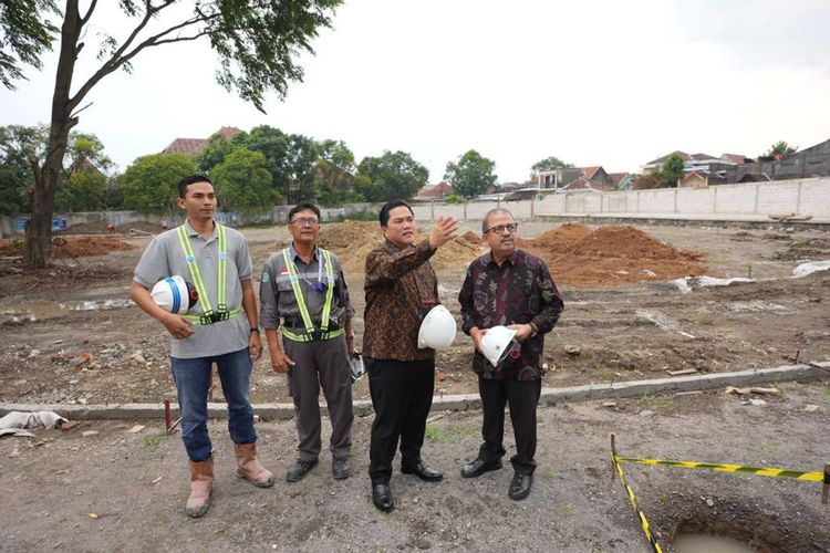 Menteri BUMN Erick Thohir saat meninjau revitalisasi Lokananta di Kota Solo, Sabtu (21/1/2023)