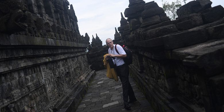 Wisatawan mancanegara mengambil gambar di Candi Borobudur, Magelang, Jawa Tengah, Rabu (29/11/2017). Candi ini termasuk salah satu dari 4 lokasi wisata yang menjadi prioritas percepatan pembangunan, sebagaimana Presiden Jokowi menargetkan kunjungan wisatawan pada 2019 mencapai 20 juta orang dan pergerakan wisatawan nusantara 275 juta, serta indeks daya saing pariwisata berada di ranking 30 dunia.