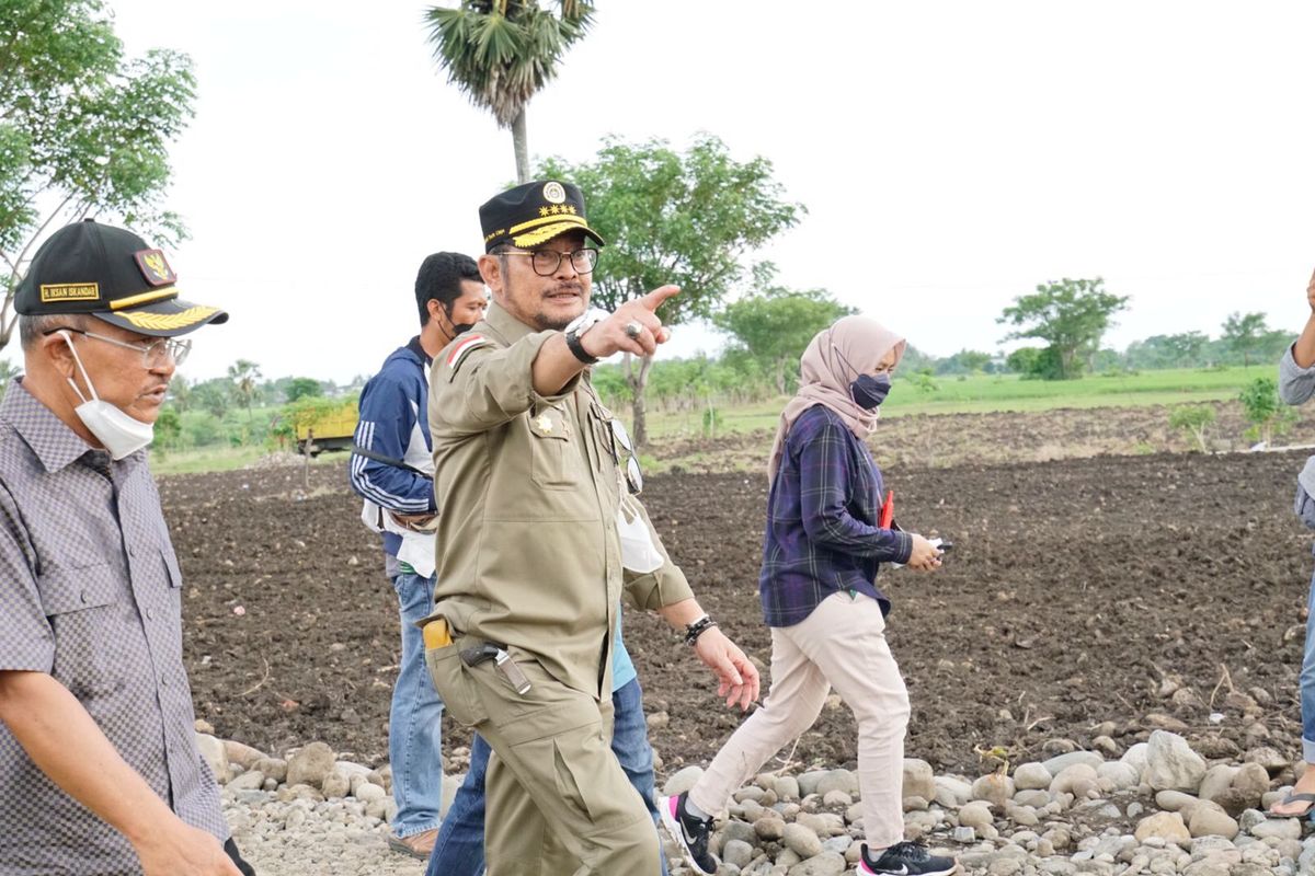 Menteri Pertanian (Mentan) Syahrul Yasin Limpo saat meninjau lokasi perluasan areal tanam baru (PATB) di Kelurahan Empoang Selatan, Kecamatan Binamu, Kabupaten Jeneponto, Sulawesi Selatan, Minggu (6/2/2022).