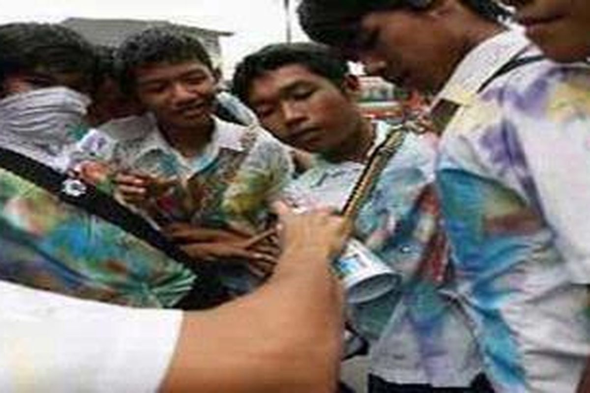 Walaupun belum diputuskan lulus, sejumlah siswa kelas III SMA di Tangerang, Banten, sudah melakukan aksi corat-coret di baju seragam mereka di Jalan Ciledug Raya, Tangerang, Jumat (11/5/2007). Aksi itu merupakan ungkapan kegembiraan mereka setelah selesai ujian akhir sekolah (UAS).