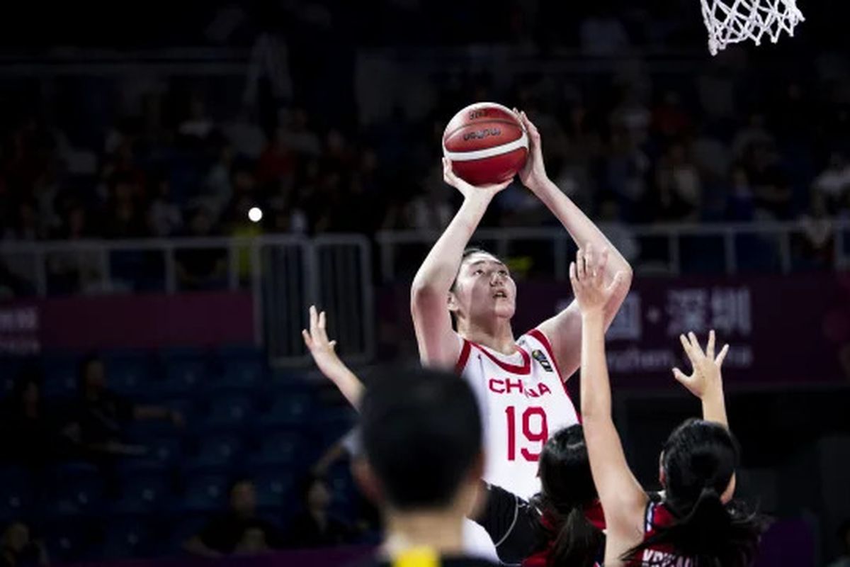 Zhang Ziyu pebasket asal China berusia 17 tahun dengan tinggi 220 cm