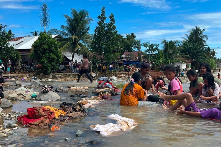 Pascabanjir Padang, Warga Terpaksa Cuci Pakaian di Aliran Sungai yang Jebol