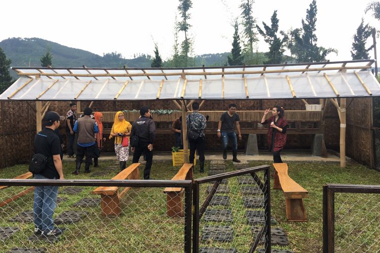 Salah satu tempat bermain anak-anak terdapat beberapa kelinci di kawasan Mulberry Hill by The Lodge, Desa Cibodas, Kecamatan Lembang, Kabupaten Bandung Barat, Jumat (23/2/2018).