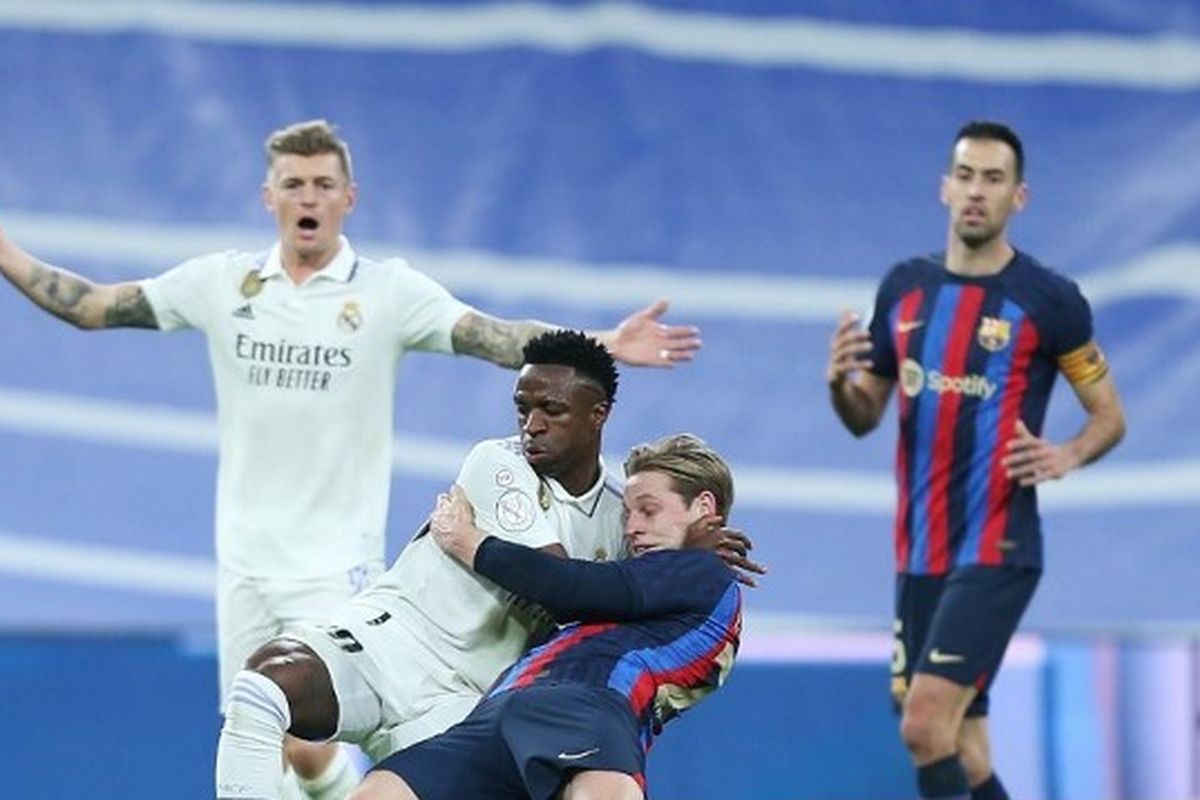 Duel el clasico antara Real Madrid dan Barcelona pada leg pertama semifinal Copa del Rey 2022-2023 di Stadion Santiago Bernabeu, 2 Maret 2023. Terkini, duel el clasico Barcelona vs Real Madrid akan kembali tersaji pada pekan ke-26 Liga Spanyol 2022-2023 di Stadion Camp Nou, Senin (20/3/2023) dini hari WIB. Artikel ini berisi link live streaming Barcelona vs Real Madrid.