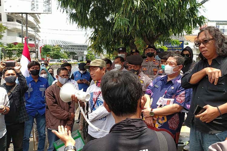 Puluhan buruh geruduk acara konsolidasi yang bahas Omnibus Law di Semarang 