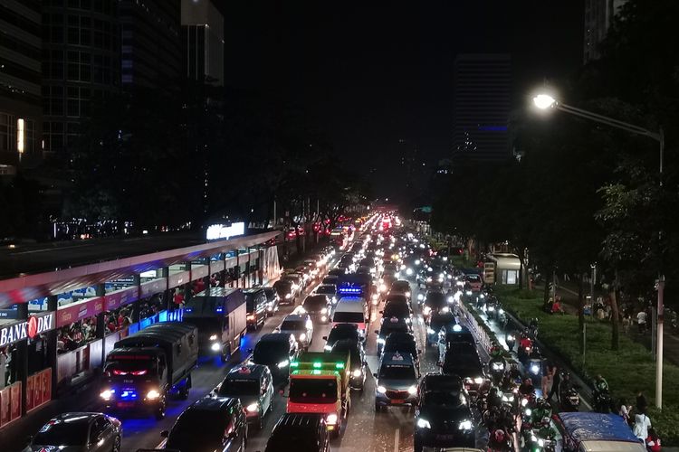 Lalu lintas dari kawasan Gelora Bung Karno (GBK) menuju arah Semanggi-Dukuh Atas, Jakarta Pusat terpantau macet usai pertandingan kualifikasi Piala Dunia 2026 antara Indonesia melawan Arab Saudi pada Selasa (19/11/2024). 