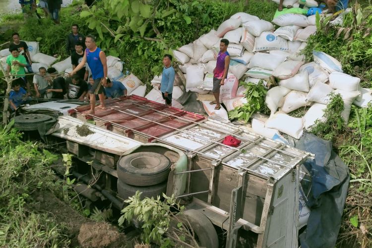 TERGULING—Usai menabrak kernet truk tronton, truk bermuatan bekatul terguling di ruas jalan jalan Wonogiri-Ponorogo, tepatnya di Dusun Lemahduwur, Desa Joho, Kecamatan Purwantoro, Kabupaten Wonogiri, Jawa Tengah, Rabu (9/11/2022).