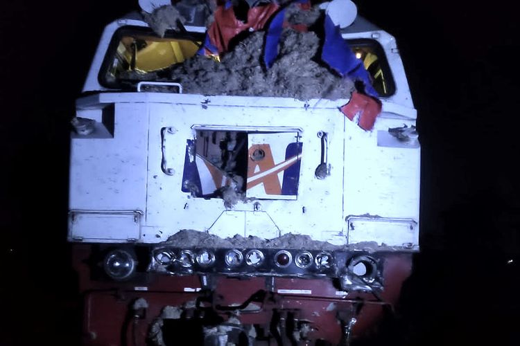 Lokomotif KA Gajayana rusak usai menabrak truk gandeng bermuatan ampas tahu di Kertosono, Senin (24/7/2023) pagi.