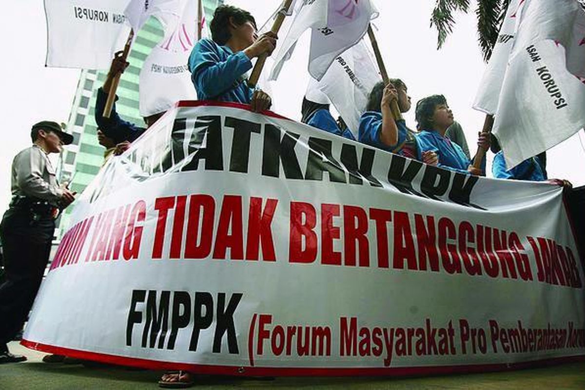 Warga yang tergabung dalam Forum Masyarakat Pro Pemberantasan Korupsi menggelar aksi damai di depan Gedung Komisi Pemberantasan Korupsi (KPK), Jakarta, Senin (31/8). Dalam pernyataan sikapnya, untuk menyelamatkan KPK mereka meminta penegakan hukum tanpa pandang bulu terhadap oknum maupun unsur pimpinan yang diduga melakukan pemerasan. 