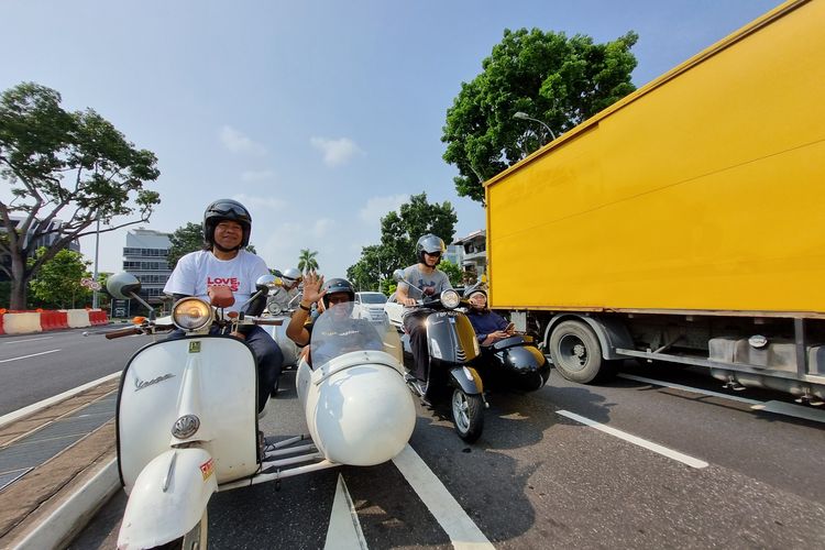 Seorang wisatawan sedang berkeliling dengan Singapore Sidecars, Kamis (5/10/2023).