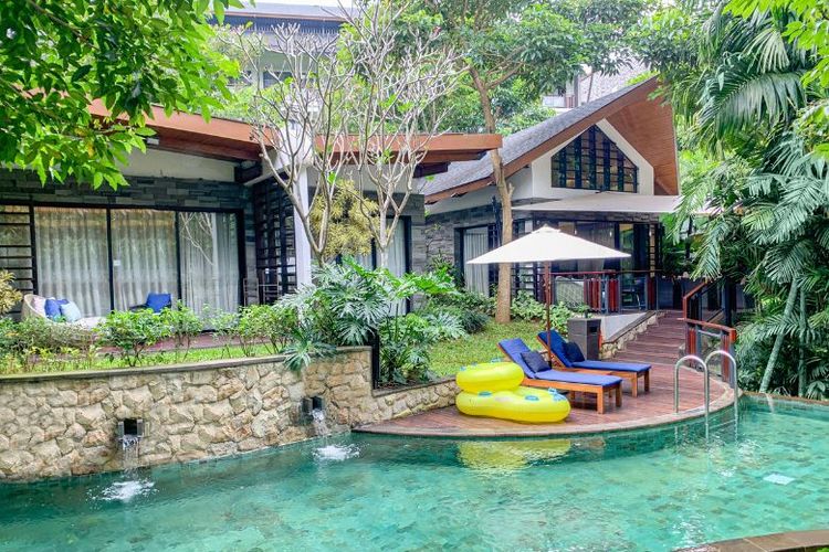 Villa dan kolam renang di Pullman Ciawi Vimala Hills Resort Spa & Convention dari luar. 

