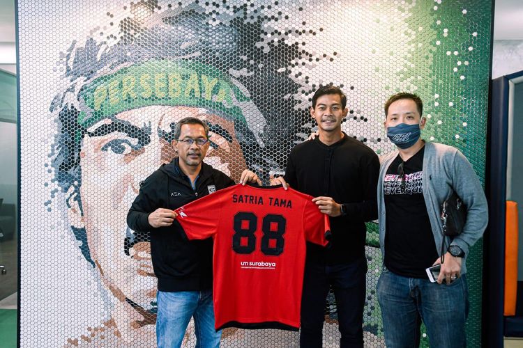 Pelatih Persebaya Surabaya Aji Santoso (kiri) meresmikan kiper barunya Satria Tama (tengah) di dampingi agennya Gabriel Budi (kiri).