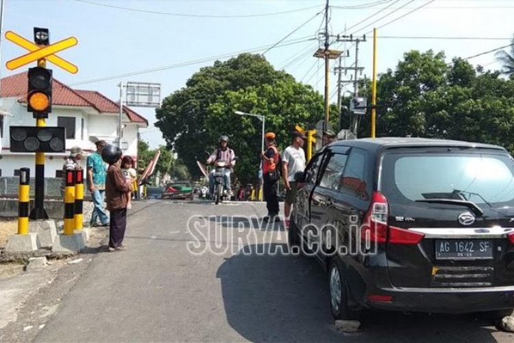 Kondisi sirine di perlintasan kereta api Kelurahan Gedog, Kota Blitar, mati. Hanya lampu peringatannya yang menyala. Sebelumnya, di kawasan itu, sebuah mobil Daihatsu Xenia menabrak kereta api Gajayana yang sedang melintas. Pengemudi sedang belajar menyetir.