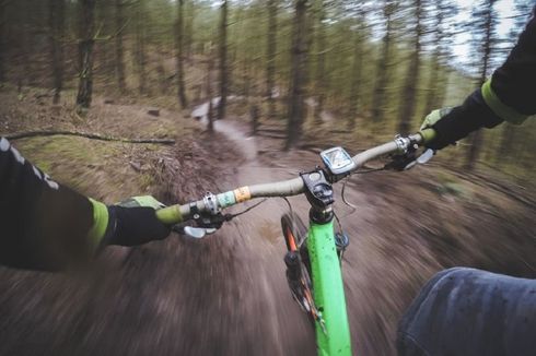 Sering Bersepeda Turuni Bukit Waspada Gangguan Cyclist's Palsy, Apa Itu?