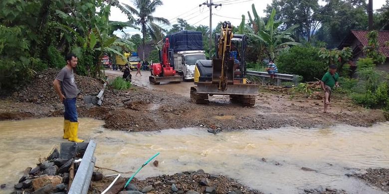 Beberapa alat berat membersihkan material banjir dan longsor di Jalan Lintas Barat (Jalinbar) Sumatera di wilayah Kecamatan Sedayu, Tanggamus, Jumat (10/1/2020). Banjir dan longsor membuat Jalinbar Sumatera dari dan menuju Bengkulu putus total sejak Kamis (9/1/2020) sore. 