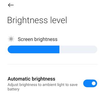 Toggle untuk mengaktifkan pengaturan brightness otomatis di bagian Display di menu Settings.