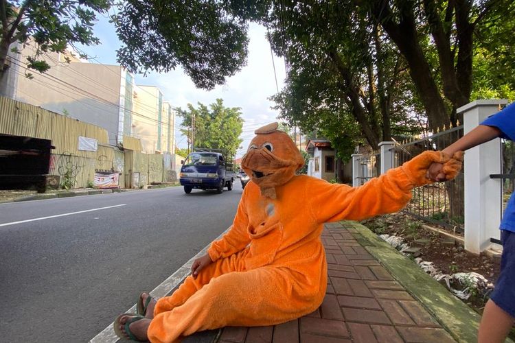 Anto (30), warga Depok yang bekerja sebagai orang berkostum boneka saat ditemui Kompas.com di pinggir jalan, Jalan Pejaten Raya, Pasar Minggu, Jakarta Selatan pada Jumat (17/3/2023).