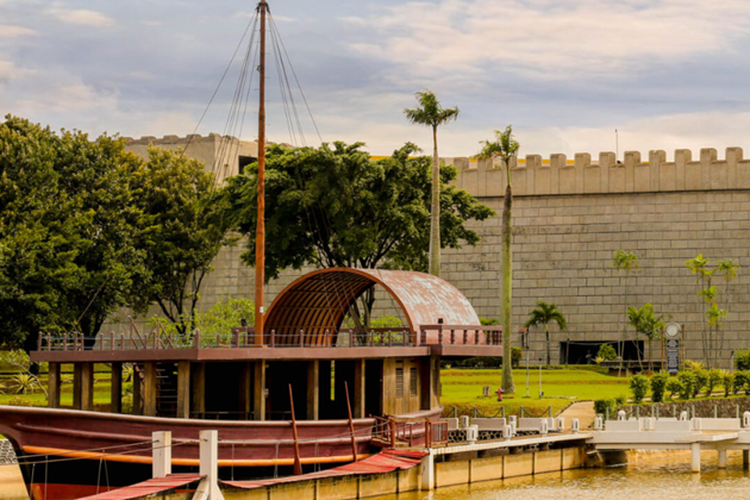 Unik, Museum TMII Berbentuk Benteng Segi Lima Dikelilingi Parit