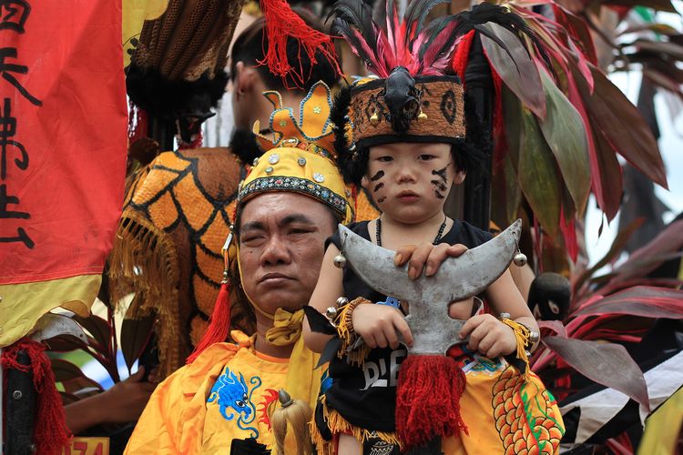 Rangkaian atraksi tatung dalam puncak perayaan Cap Go Meh di Kota Singkawang, Kalimantan Barat, Jumat, (10/2/2017). Sebanyak 567 tatung turut berpartisipasi dalam perayaan budaya terbesar masyarakat Tionghoa di Kota Singkawang.