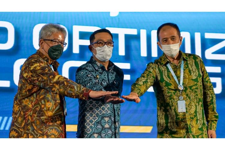 Direktur Utama Bank BJB Yuddy Renaldi (kiri) bersama Gubernur Jawa Barat Ridwan Kamil (tengah). 