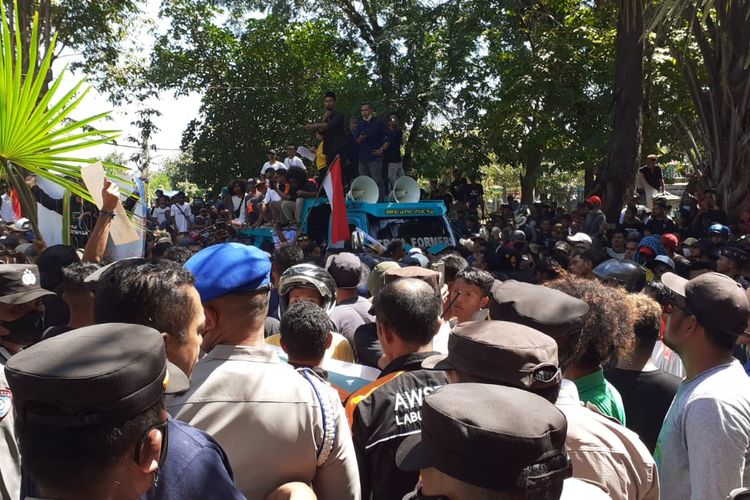 Foto : Ribuan massa yang tergabung dalam Forum Masyarakat penyelamat Pariwisata Manggarai Barat (Formapp) melakukan demonstrasi di Kantor Balai Taman Nasional Komodo di Labuan Bajo, NTT, Senin (18/7/2022).
