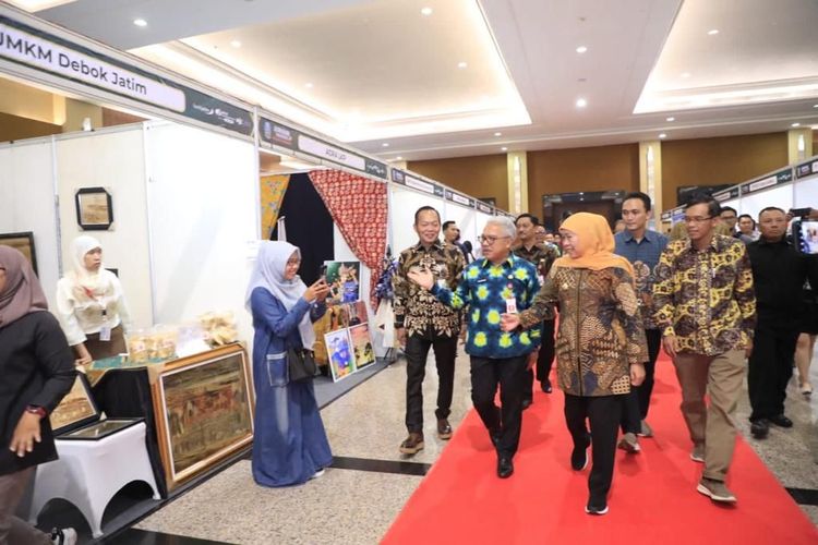 Khofifah Indar parawansa membuka Job Fair 2023 di Jatim